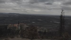Ikonický pohled Vyhlídky na zámek Jezeří nad šachtou